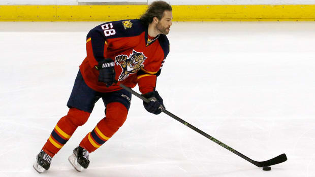 fan-fails-attempt-to-take-selfie-with-jaromir-jagr-960.jpg